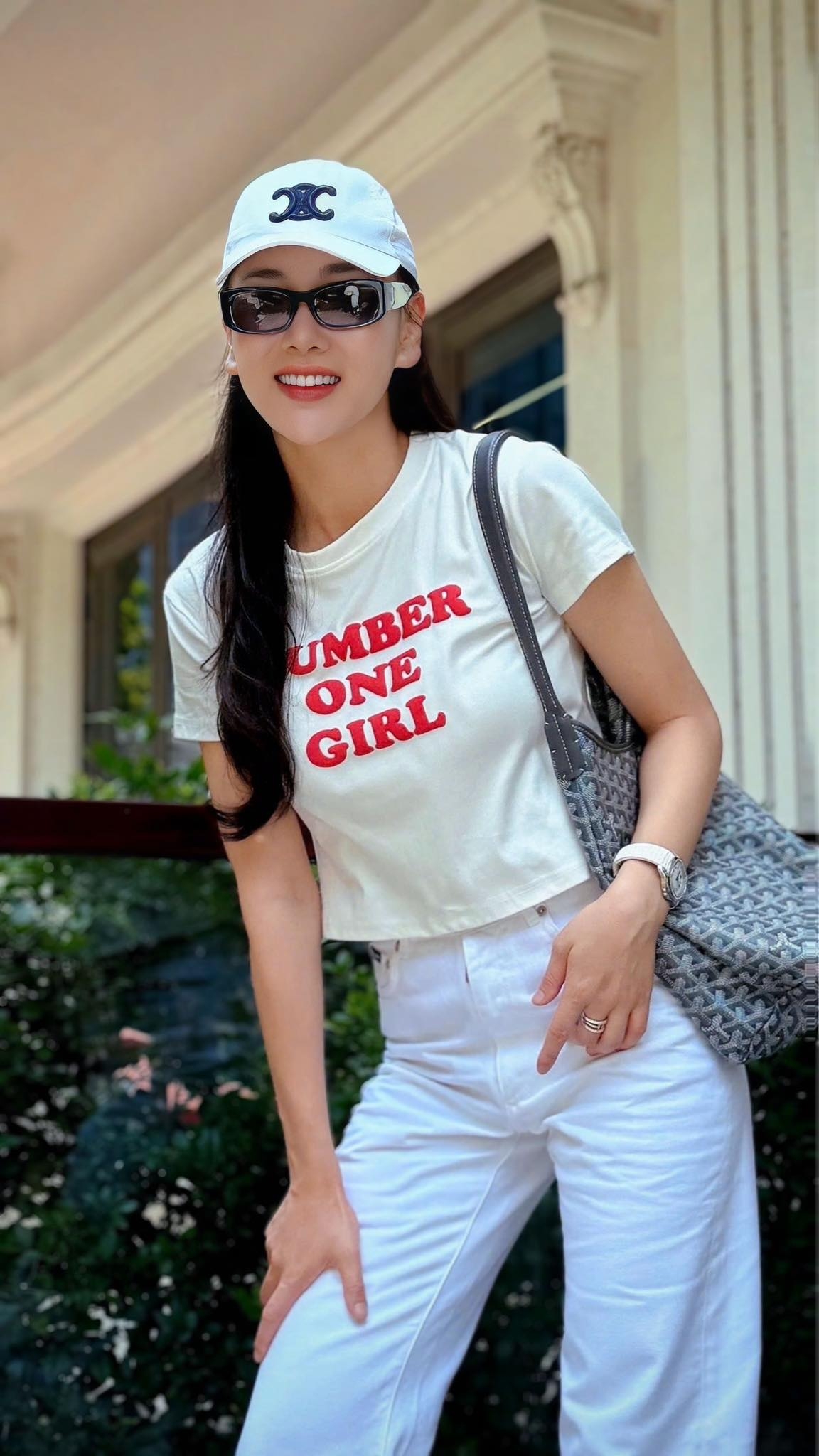 Phương Oanh diện đồ trẻ trung, năng động đi dạo phố. “Mùa nhuộm da, đen đỏ luôn mới chịu”, cô viết.