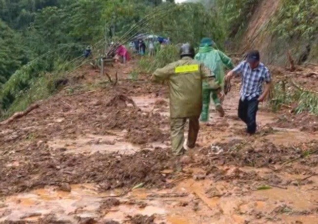 Sạt lở, ách tắc giao thông tại Km 36+230, QL 4G (Sơn La) chiều ngày 2/7