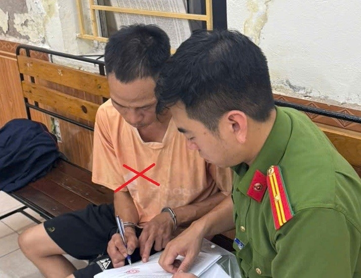 Đối tượng Phạm Văn Trường (áo vàng) tại cơ quan Công an