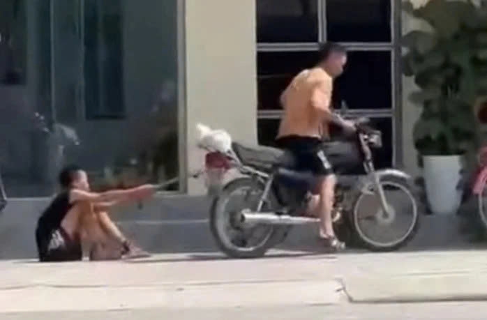 Hình ảnh cháu T. bị bố xích chân kéo lê trên đường