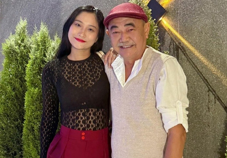 Thông tin NSND Việt Anh được cầu hôn ở tuổi 70 khiến nhiều người bất ngờ, gửi những lời chúc mừng đến ông. Nam nghệ sĩ chia sẻ, ở tuổi xế chiều, ông hạnh phúc khi có người đồng điệu về tính cách, tâm hồn, cùng ông tâm sự những buồn vui trong cuộc sống.