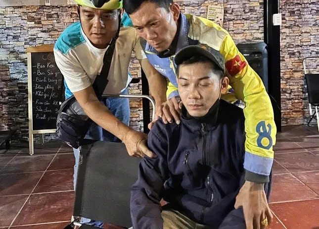 Đối tượng bị khống chế khi nhận tiền từ người phụ nữ