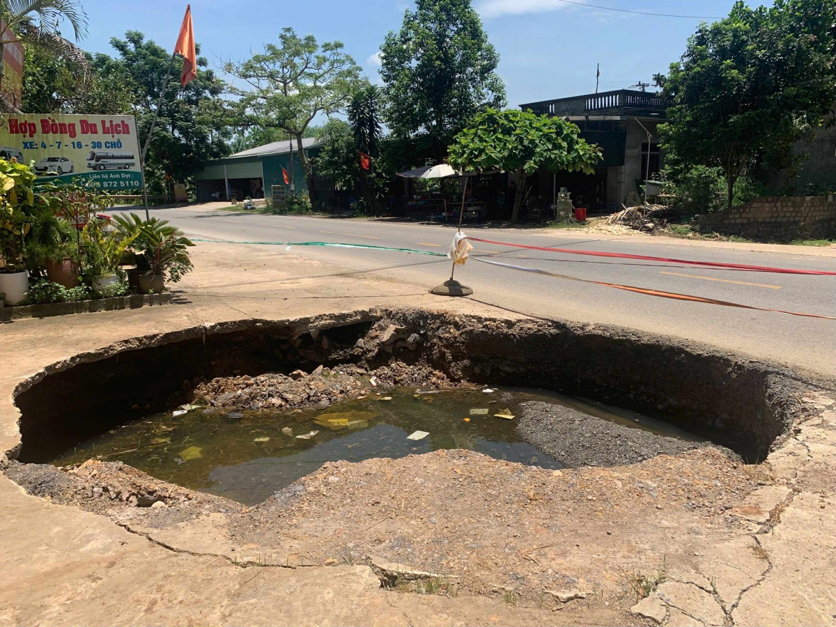 Hố sụt ở Phú Thọ có chiều hướng mở rộng sau gần một tháng xuất hiện. Ảnh: Anh Tâm