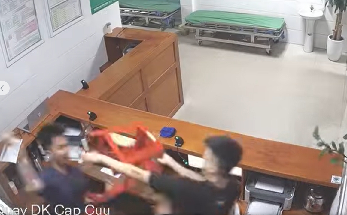 Hai đối tượng ẩu đả nhau tại khu vực cấp cứu Bệnh viện Đa khoa TP Vinh.