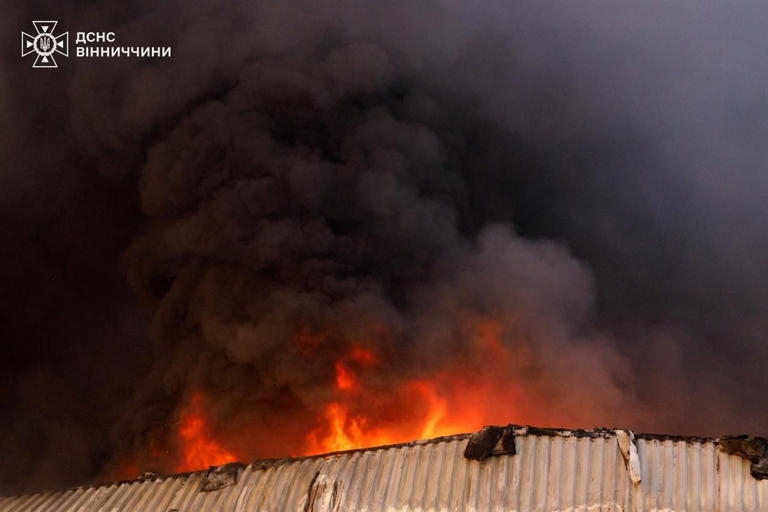 Đám cháy bốc lên sau cuộc tấn công bằng UAV của Nga vào khu vực miền trung Vinnytsia, Ukraine (Ảnh: X)