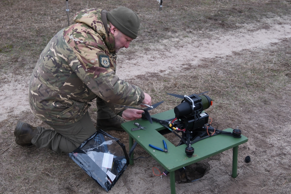 Một người lính Ukraine đang sử dụng UAV trên chiến trường. Ảnh: RBC-Ukraine