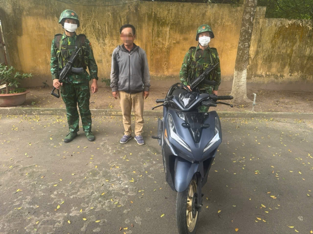 Đối tượng và tang vật tại Cửa khẩu Xa Mát (Ảnh Lê Quân)