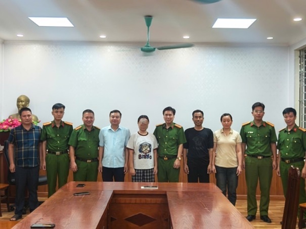 Cơ quan Công an đón và bàn giao cháu P(áo trắng) cho gia đình và địa phương