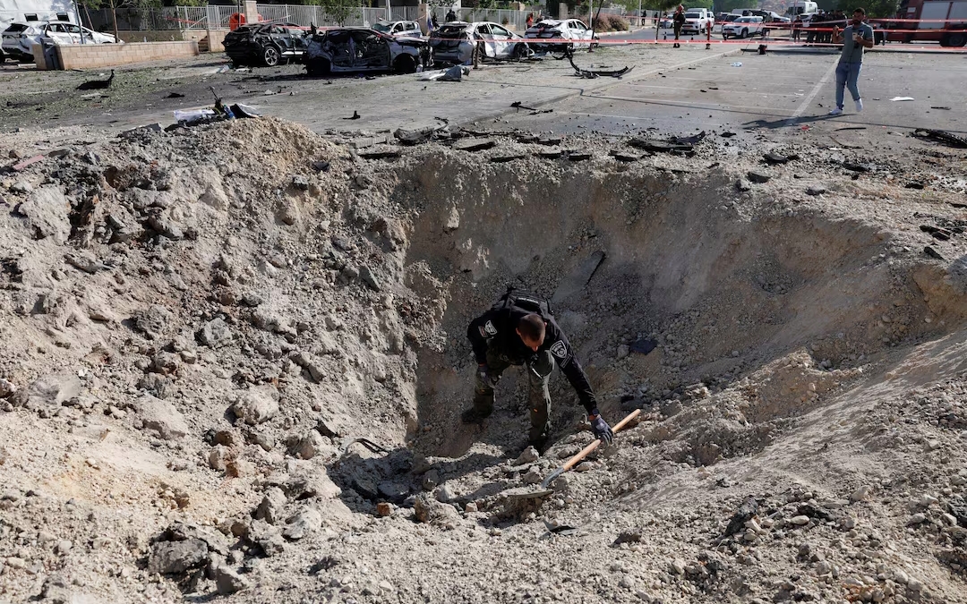 Một hố sâu do tên lửa tạo ra trên lãnh thổ Israel trong một cuộc tập kích trước đây của Iran. Ảnh: Reuters.