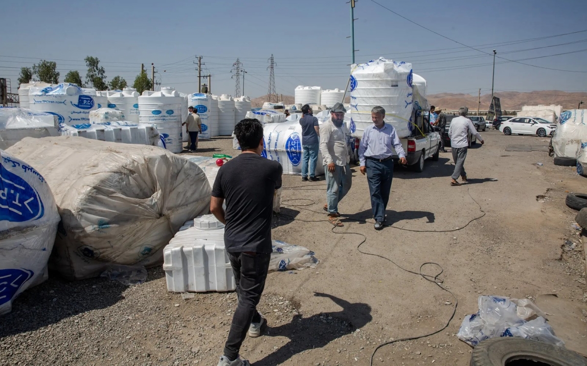 Người dân Iran đổ xô đi mua téc trữ nước. Ảnh: New York Times