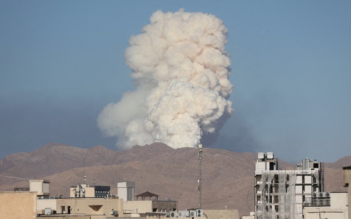 Khói bốc lên từ thủ đô Tehran của Iran hôm 18/6/2025 sau khi Israel oanh tạc nơi này. Ảnh: WANA.