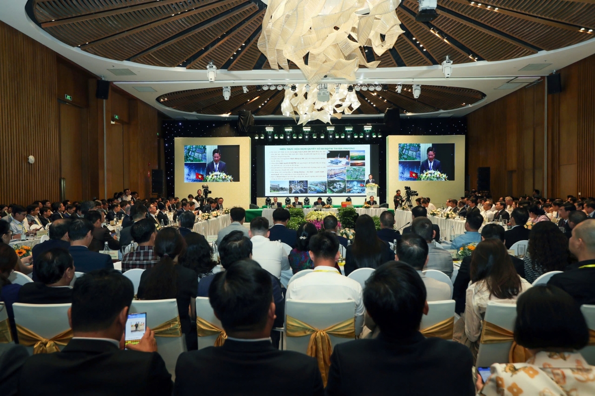 Khoảng 350 đại biểu tham dự Hội nghị gặp mặt doanh nghiệp,
nhà đầu tư tỉnh Khánh Hòa