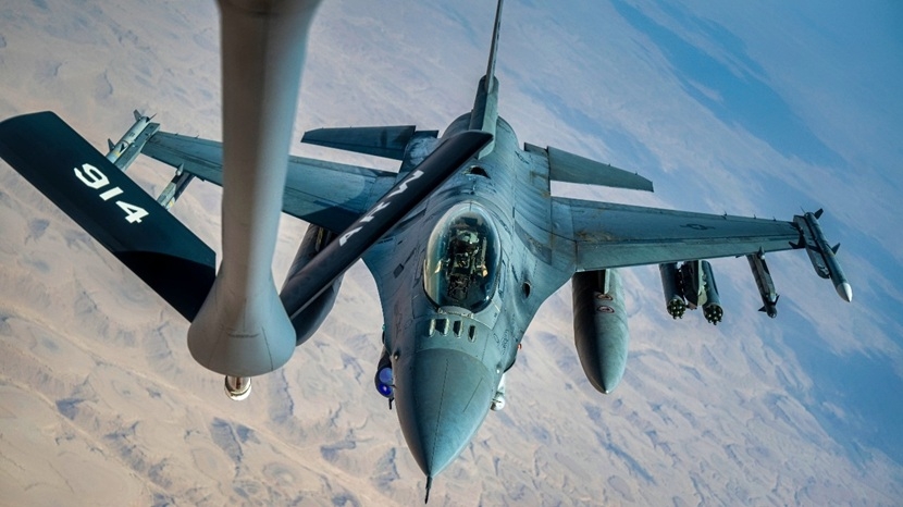 Một chiếc F-16 Fighting Falcon của Không quân Mỹ chuẩn bị tiếp nhiên liệu trên bầu trời.
Ảnh: National Security Journal