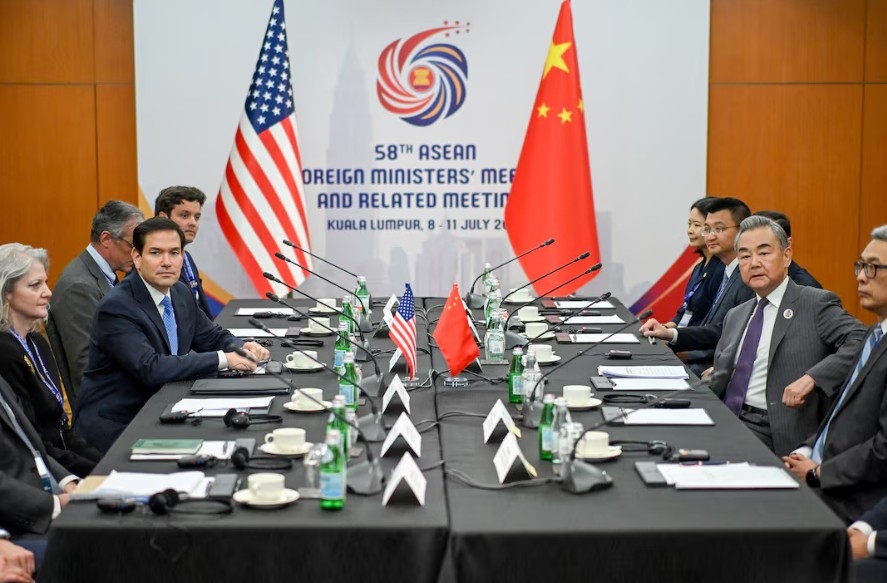 Cuộc gặp giữa Ngoại trưởng Trung Quốc Vương Nghị và người đồng cấp Mỹ Marco Rubio bên lề Hội nghị ASEAN tại Kuala Lumpur, Malaysia hôm 11/7. Ảnh: Reuters