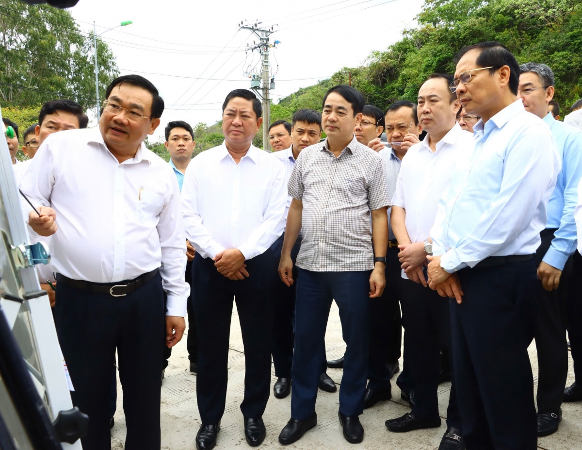 Phó Chủ tịch UBND tỉnh Khánh Hòa Trịnh Minh Hoàng báo cáo với đoàn công tác về phương án giải phóng mặt bằng tại thực địa.