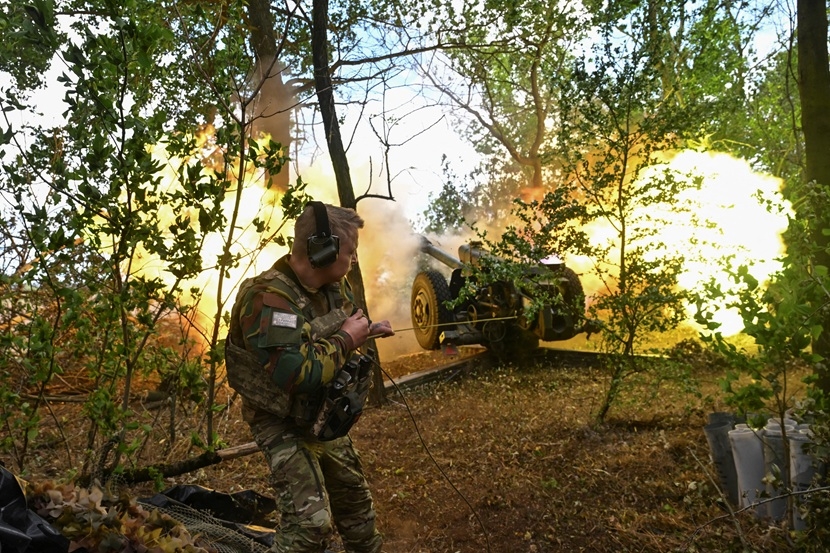 Quân nhân Ukraine khai hỏa về phía quân đội Nga tại khu vực Zaporizhzhia. Ảnh: Reuters