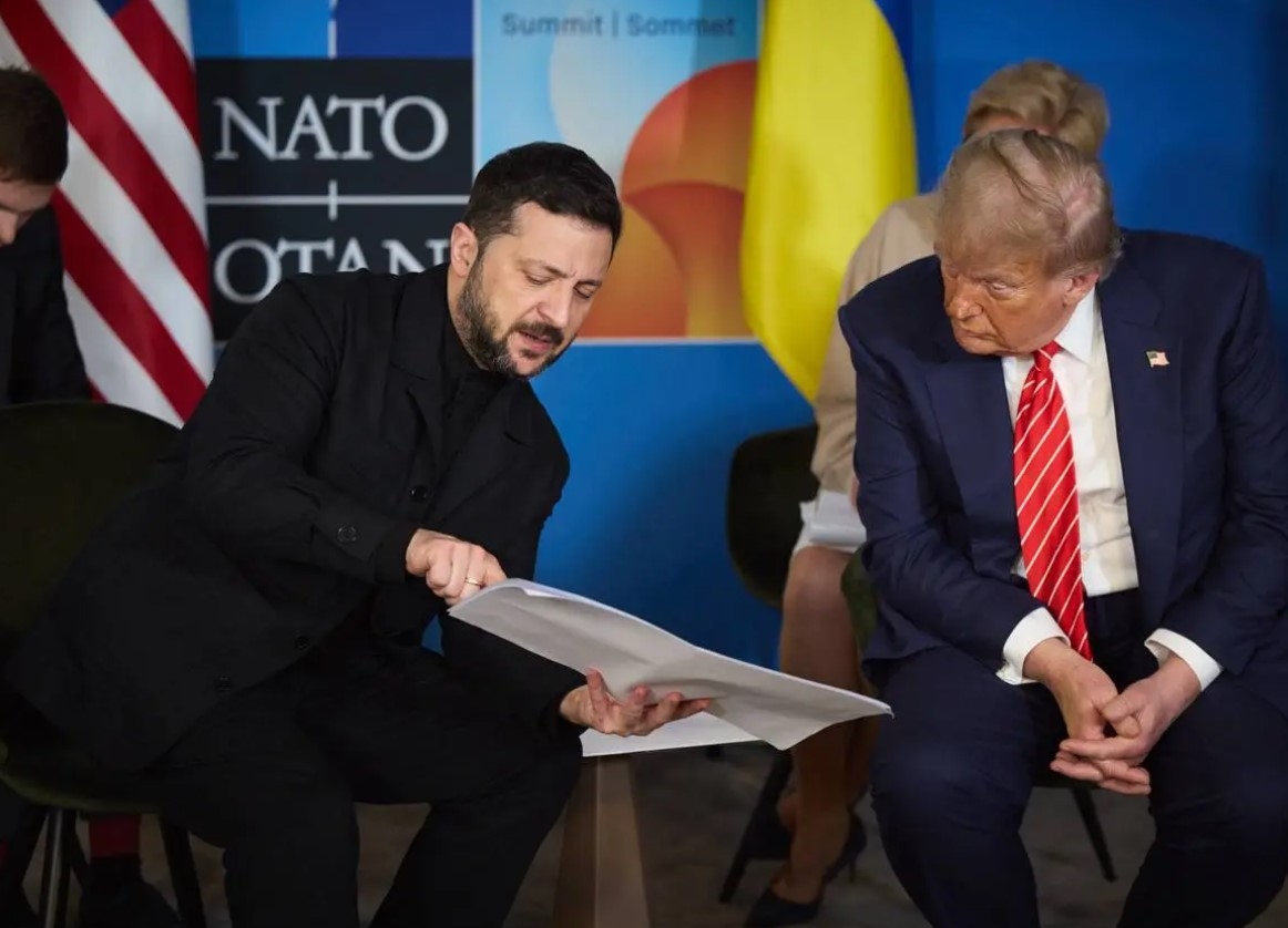 Ông Zelensky (trái) và ông Trump (phải). Ảnh: Reuters