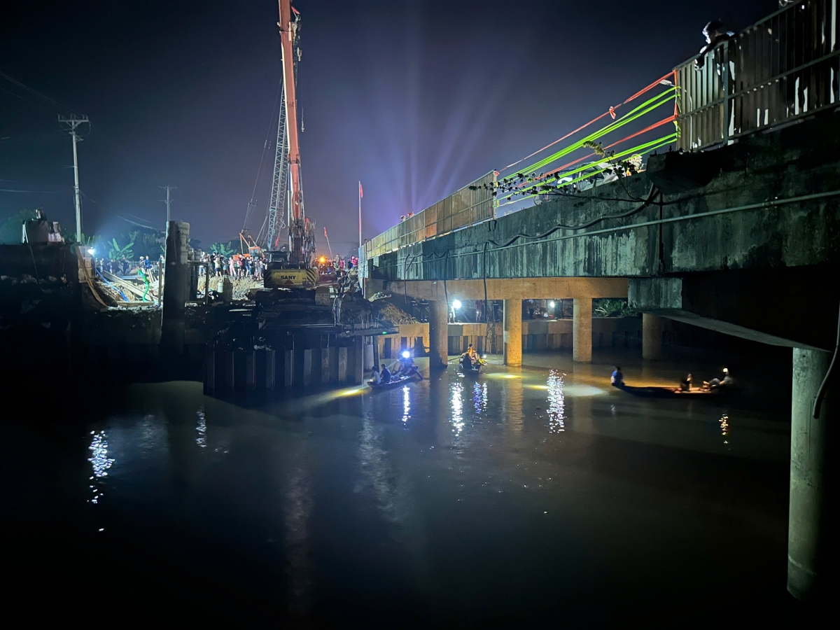 Lực lượng cứu hộ, cứu nạn tìm kiếm nạn nhân mất tích.