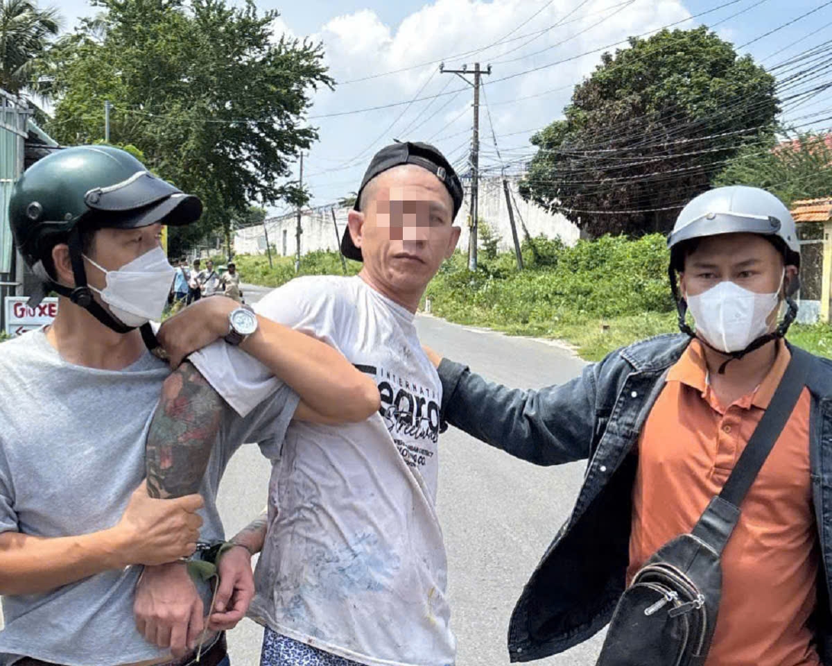 Ung Ngọc Ẩn bị lực lượng công an bắt giữ. Ảnh: B.H