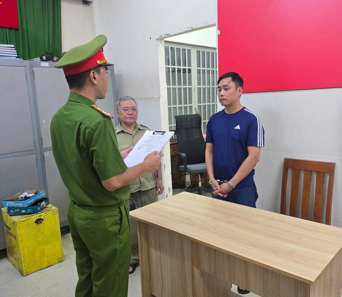 Công an TP. Đà Nẵng tống đạt các quyết định đối với Đỗ Thành Nhung.