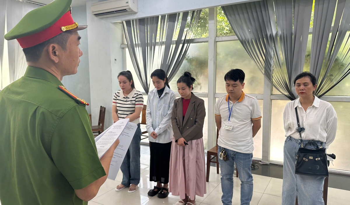 Cơ quan Cảnh sát điều tra Công an TP. Đà Nẵng tống đạt các quyết định đối với nhóm đối tượng lừa dối khách hàng