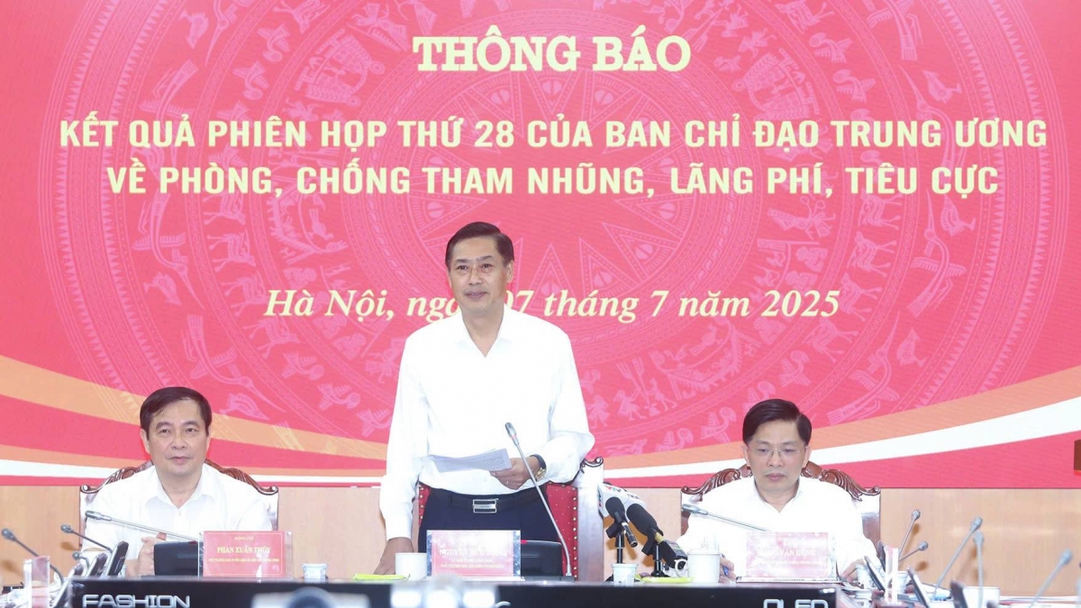 Phó trưởng Ban Nội chính Trung ương Nguyễn Hữu Đông trả lời báo chí tại cuộc thông báo. Ảnh: PV 