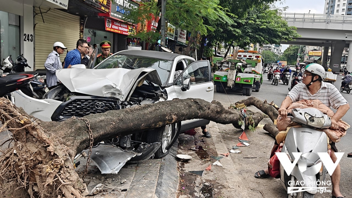 Hiện trường vụ 'xe điên' cán hàng loạt xe máy từ ngã tư Đại La đến phố Trần Đại Nghĩa, Hà Nội sáng 9/7.