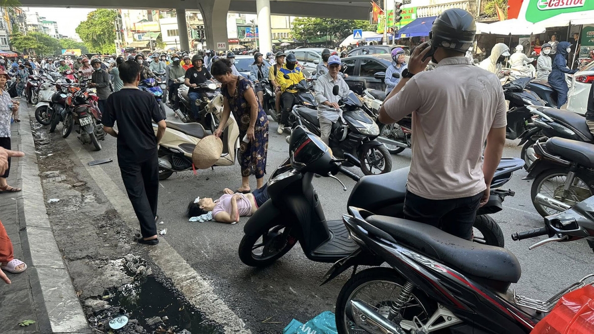 Cụ thể, vào thời điểm trên, ô tô BKS 30K-026.60 bất ngờ rồ ga lao lên vỉa hè, va chạm với khoảng 5 chiếc xe máy khiến nhiều người bị thương,...