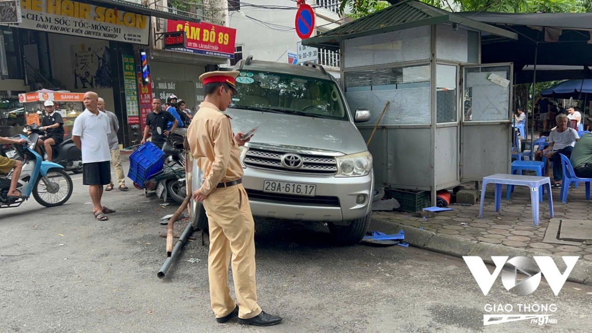 Hiện trường vụ lùi xe trên đường Mễ Trì Thượng, Hà Nội rồi bất ngờ lao vào hàng loạt xe máy trên vỉa hè sáng 9-7.