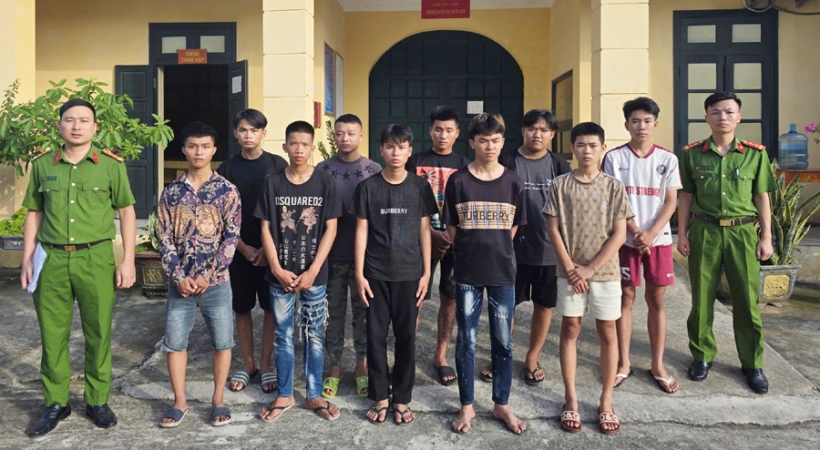 Tạm giữ hình sự 10 đối tượng gây rối trật tự công cộng.