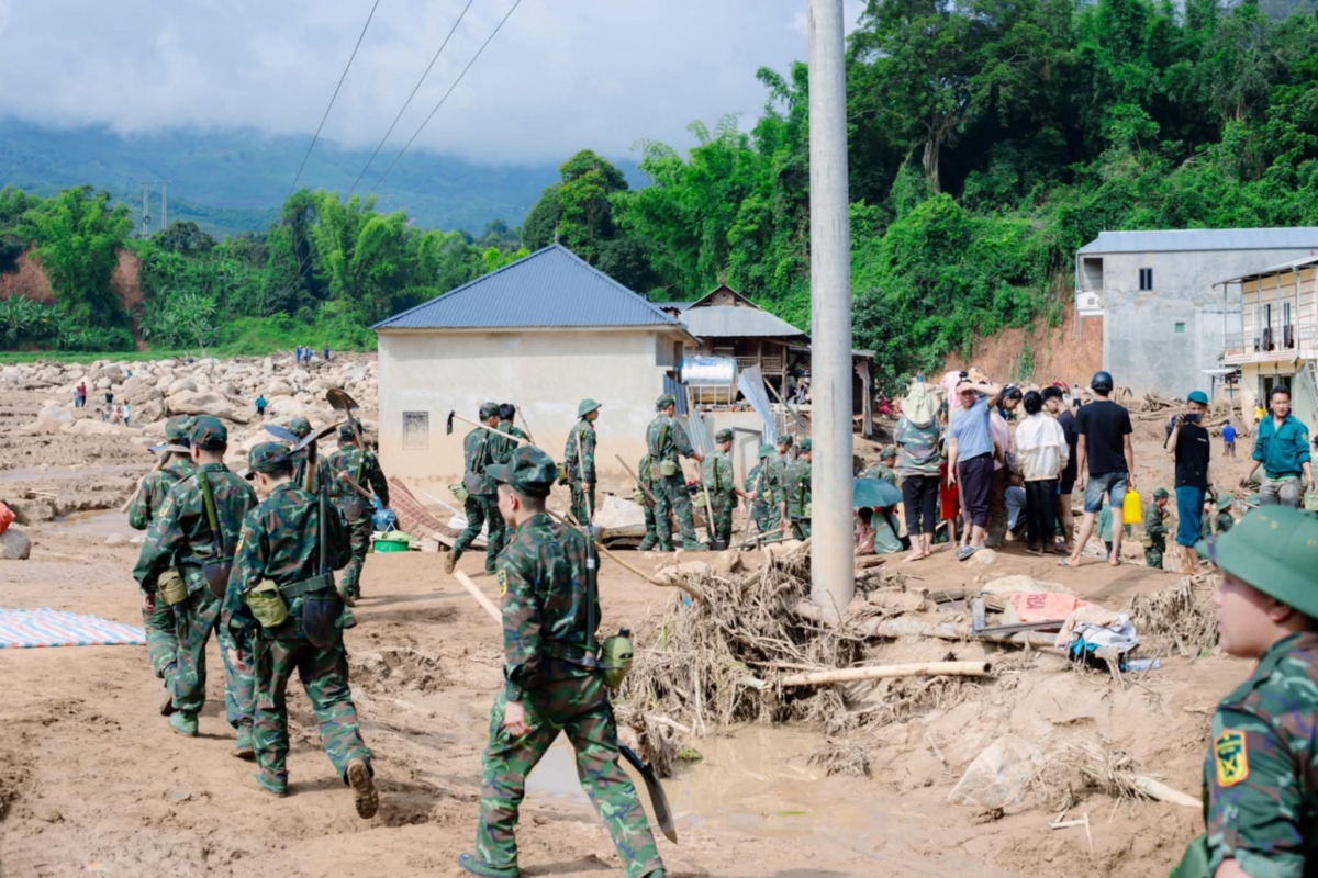Dầm mình trong bùn lũ, dọn dẹp ngõ xóm, nhà cửa cho bà con
