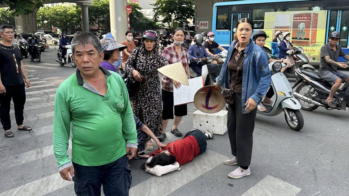 Theo nhân chứng, vụ tai nạn khiến ít nhất 3 người đi xe máy bị thương, phải đi cấp cứu.