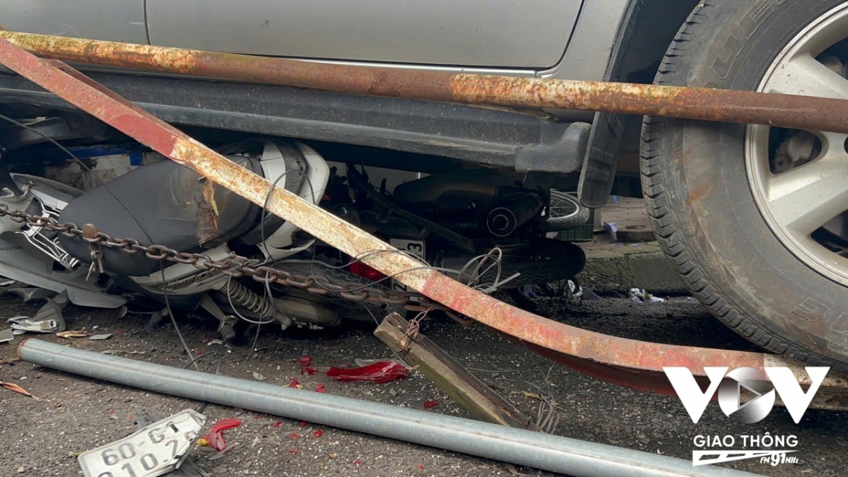 Xe máy bị nghiền nát dưới gầm xe hơi.