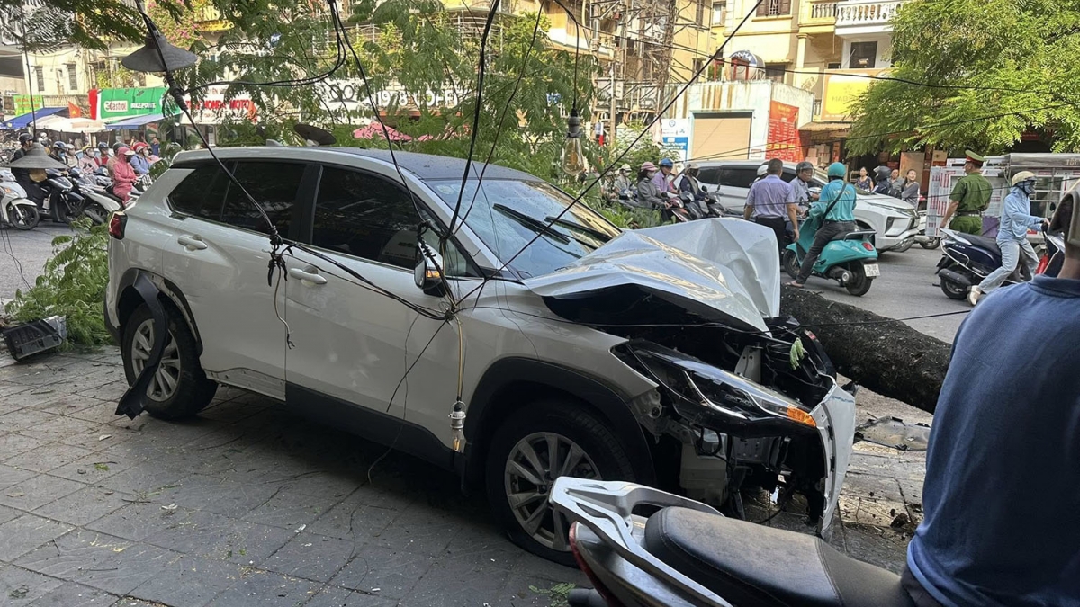 Theo thông tin từ Đội CSGT đường bộ số 4 (Phòng CSGT Hà Nội), vào khoảng 8h15 ngày 9/7, tại đầu phố Trần Đại Nghĩa (đoạn gần nút giao Đại La - Trần Đại Nghĩa, Hà Nội) xảy ra vụ tai nạn liên hoàn giữa một ô tô và hàng loạt xe máy khiến nhiều người bị thương