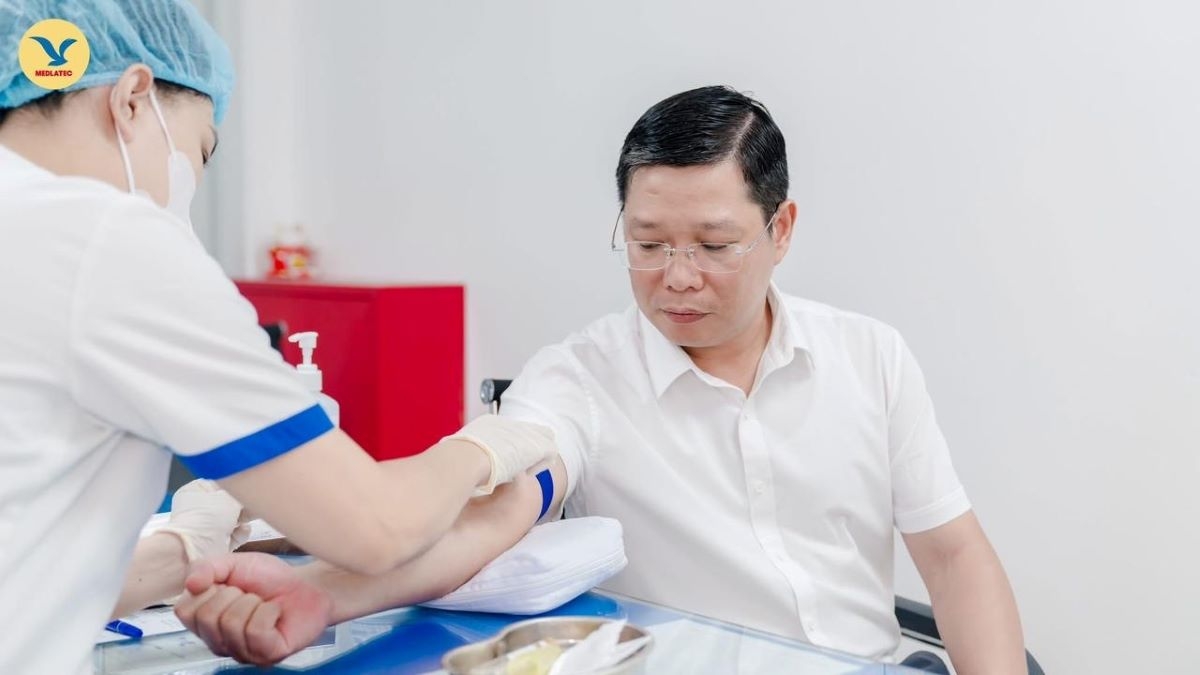 Ông Đinh Thanh Sơn - Phó Tổng Giám Đốc Viettel Post lấy mẫu xét nghiệm để trải nghiệm gói giải trình tự gen ung thư Spot-mas 10 của MEDLATEC