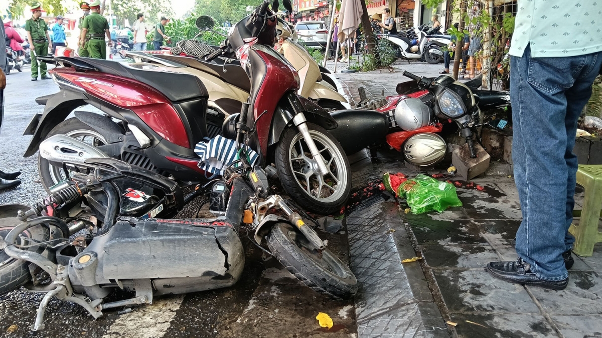 Hàng loạt xe máy bị tông liên hoàn.