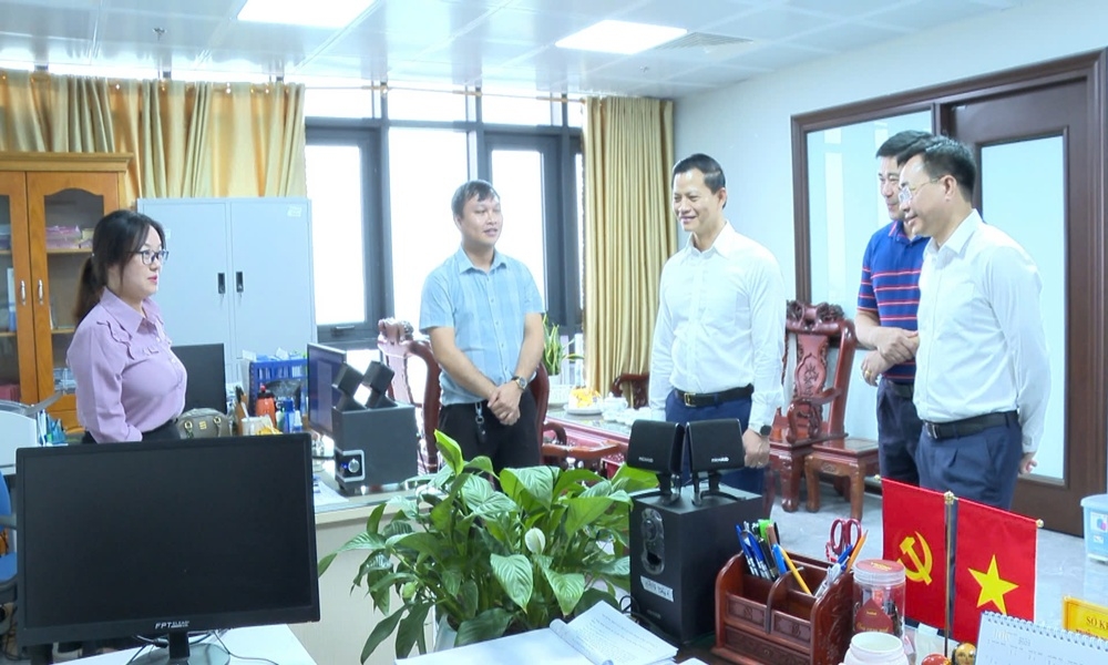 Chủ tịch UBND tỉnh Bắc Ninh Vương Quốc Tuấn thăm, động viên cán bộ, công chức Sở Khoa học và Công nghệ sau khi về trụ sở mới