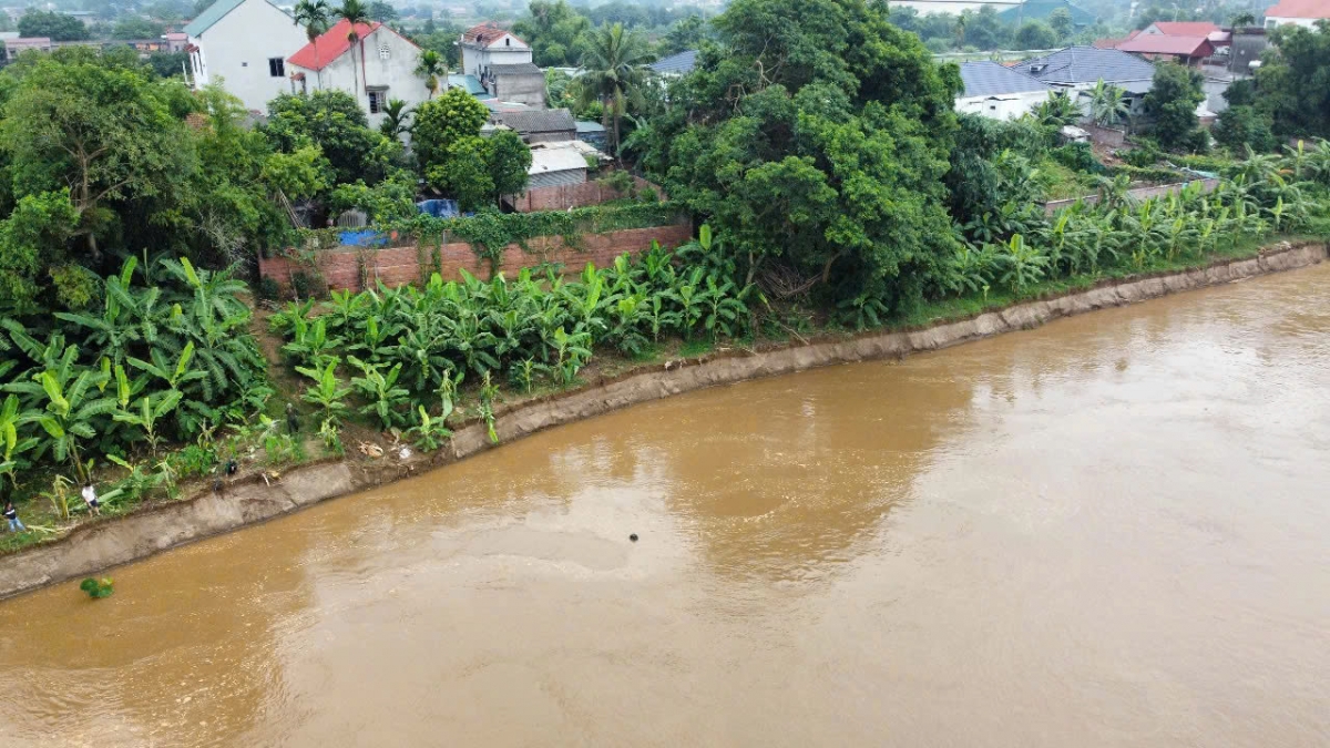 Công an xã phối hợp cùng các đơn vị liên quan kiểm tra, theo dõi địa bàn, đảm bảo trật tự, an toàn và tham mưu kịp thời xử lý các tình huống có thể xảy ra.