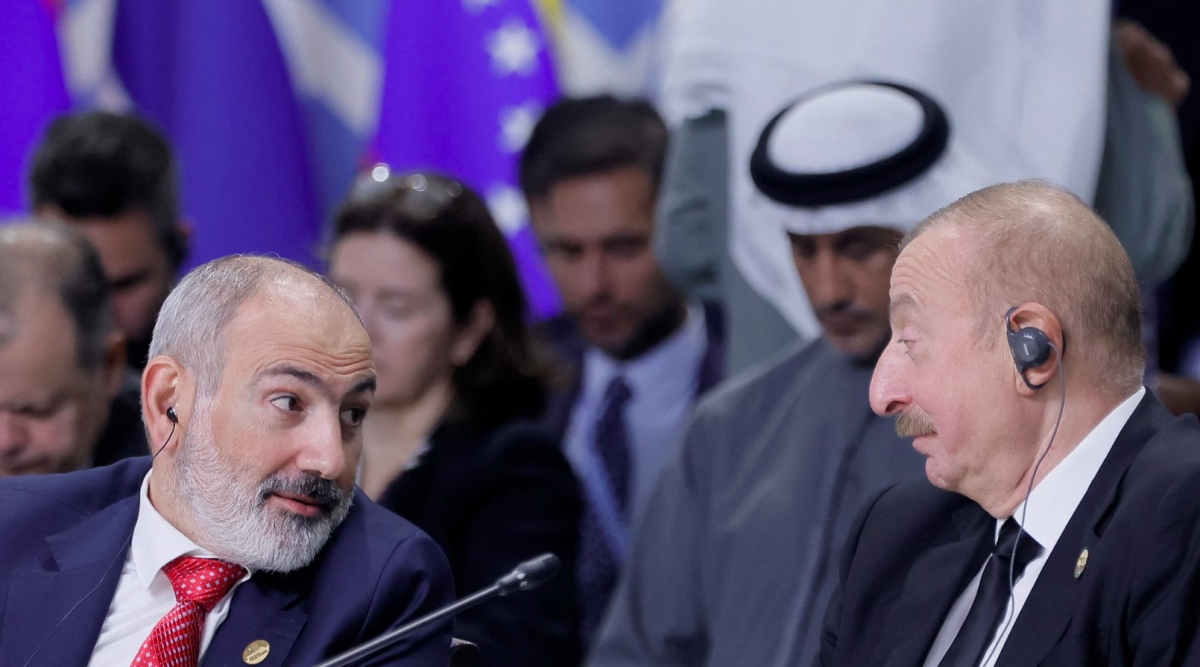 Tổng thống Azerbaijan Ilham Aliyev và Thủ tướng Armenia Nikol Pashinyan tham dự phiên họp toàn thể theo định dạng mở rộng BRICS+ tại Hội nghị Thượng đỉnh BRICS ở Kazan, Nga ngày 24/10/2024. Ảnh: Reuters