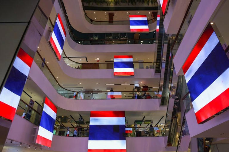 Quốc kỳ Thái Lan tại một trung tâm thương mại ở Bangkok. Ảnh: Reuters