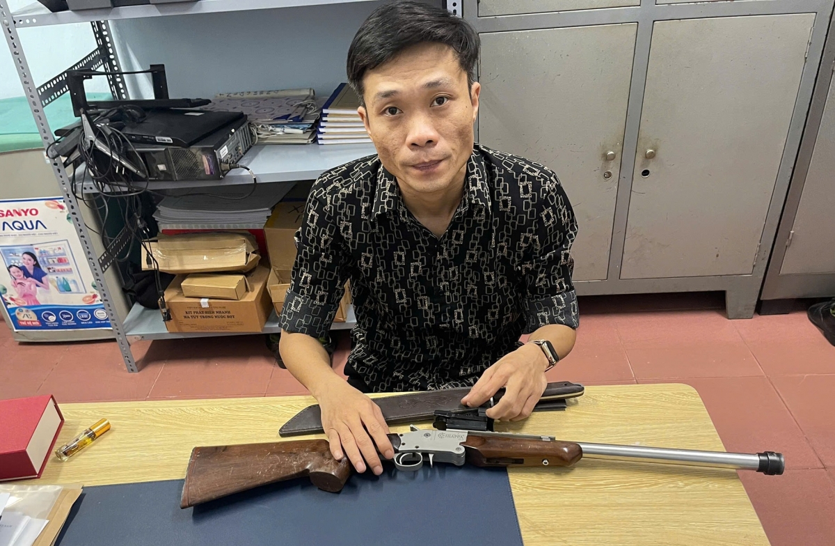 Đặng Minh Toàn, người cầm đầu nhóm thanh niên ăn nhậu quỵt tiền, cùng các hung khí sủ dụng trong vụ việc. (Ảnh: Công an xã Tuy Phước)