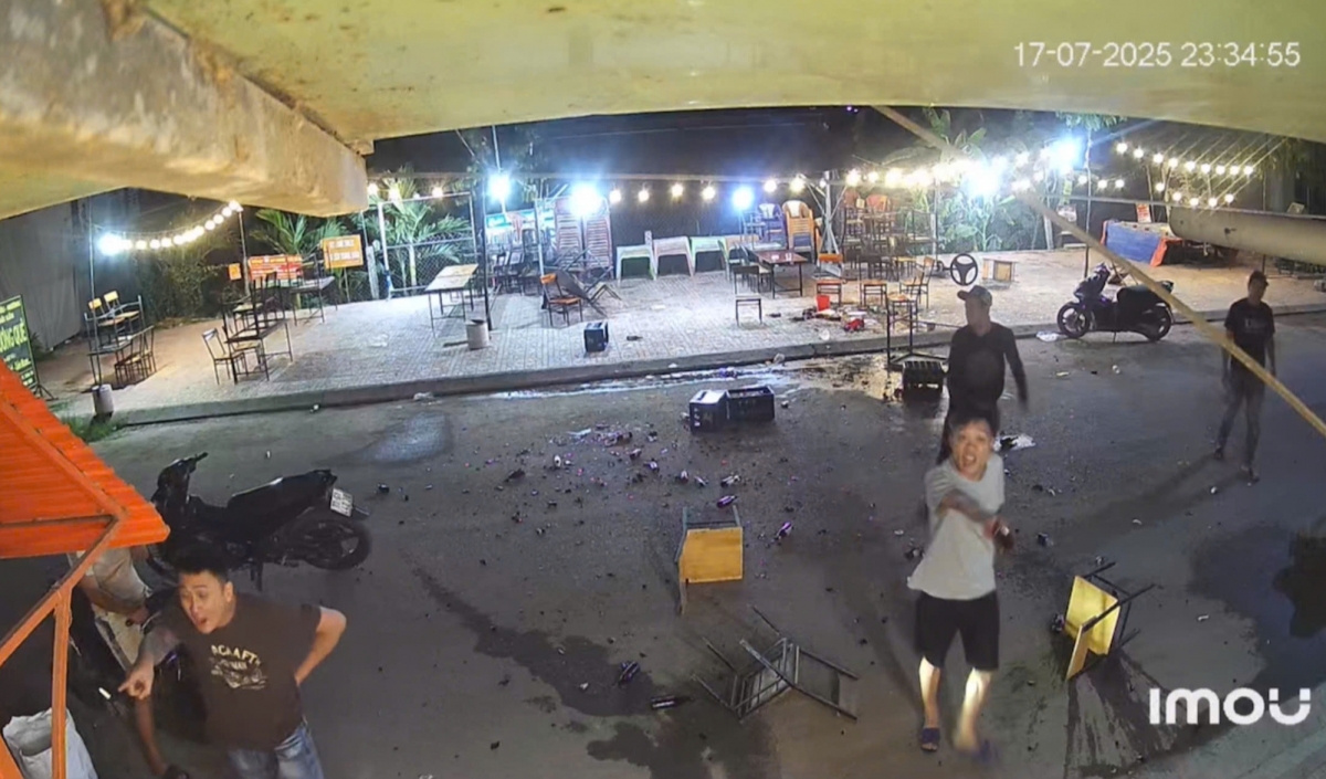 Camera của quán ghi lại cảnh nhóm thanh niên nhậu quỵt rồi đập phá quán. (Ảnh: Công an xã Tuy Phước)