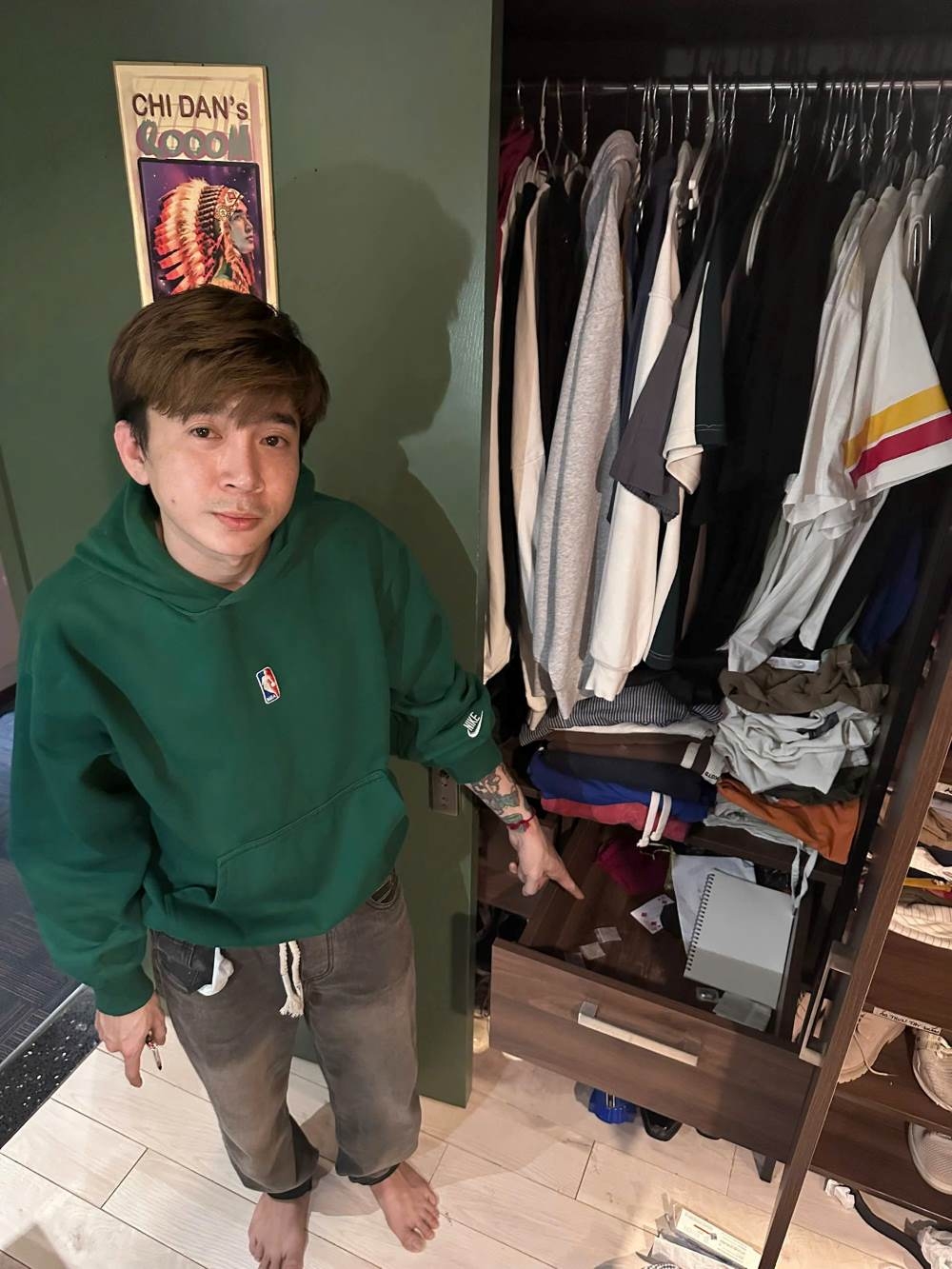 Ca sĩ Chi Dân bị bắt về tội Tổ chức sử dụng trái phép chất ma túy.