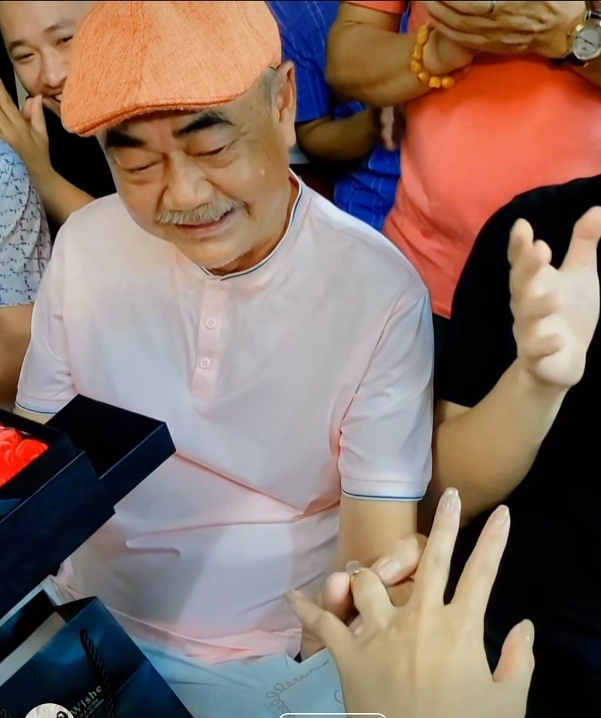 Trong video do một người bạn đăng tải, NSND Việt Anh được bạn gái, người thân tổ chức sinh nhật trong chuyến du lịch ở Huế. "NSND Việt Anh được tình trẻ cầu hôn ở tuổi gần 70. Hạnh phúc mà không phải ai cũng có được. Em ngưỡng mộ thầy quá", người này chia sẻ. Chân Chân, bạn gái của NSND Việt Anh cũng chia sẻ clip lên trang cá nhân kèm chú thích: “Chốt sổ nha bồ”.