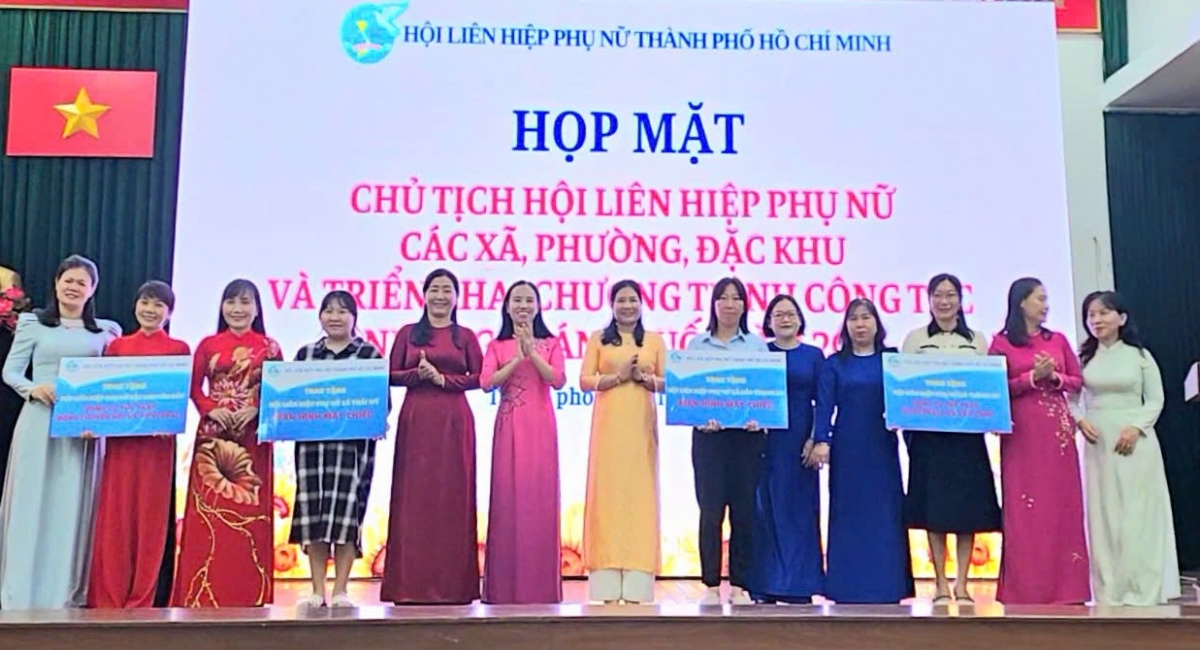 Tặng quà cho các cơ sở Hội ở vị trí xa trung tâm thành phố