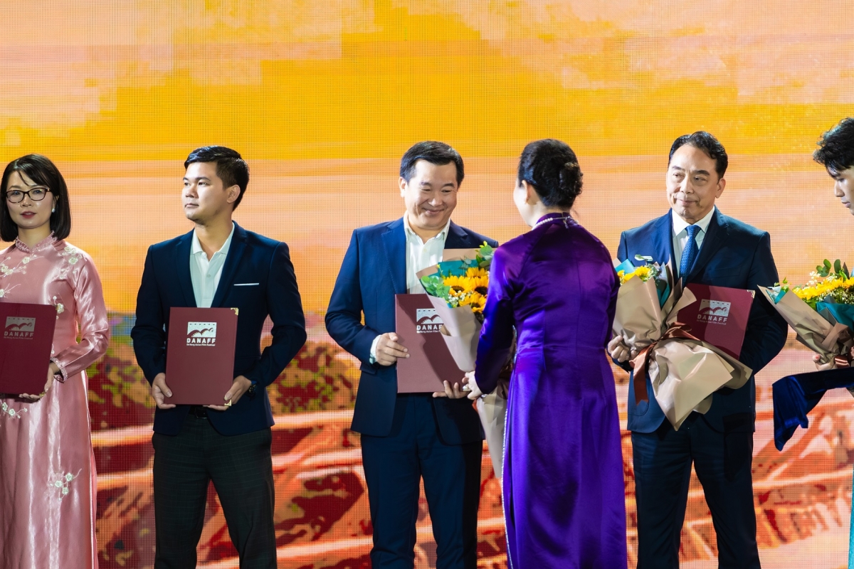 Ông Đỗ Thanh Tuấn – đại diện Vinamilk (thứ 3 từ trái sang) đại diện Vinamilk nhận hoa và thư cảm ơn từ Ban tổ chức DANAFF III (Ảnh: Thành Huy).