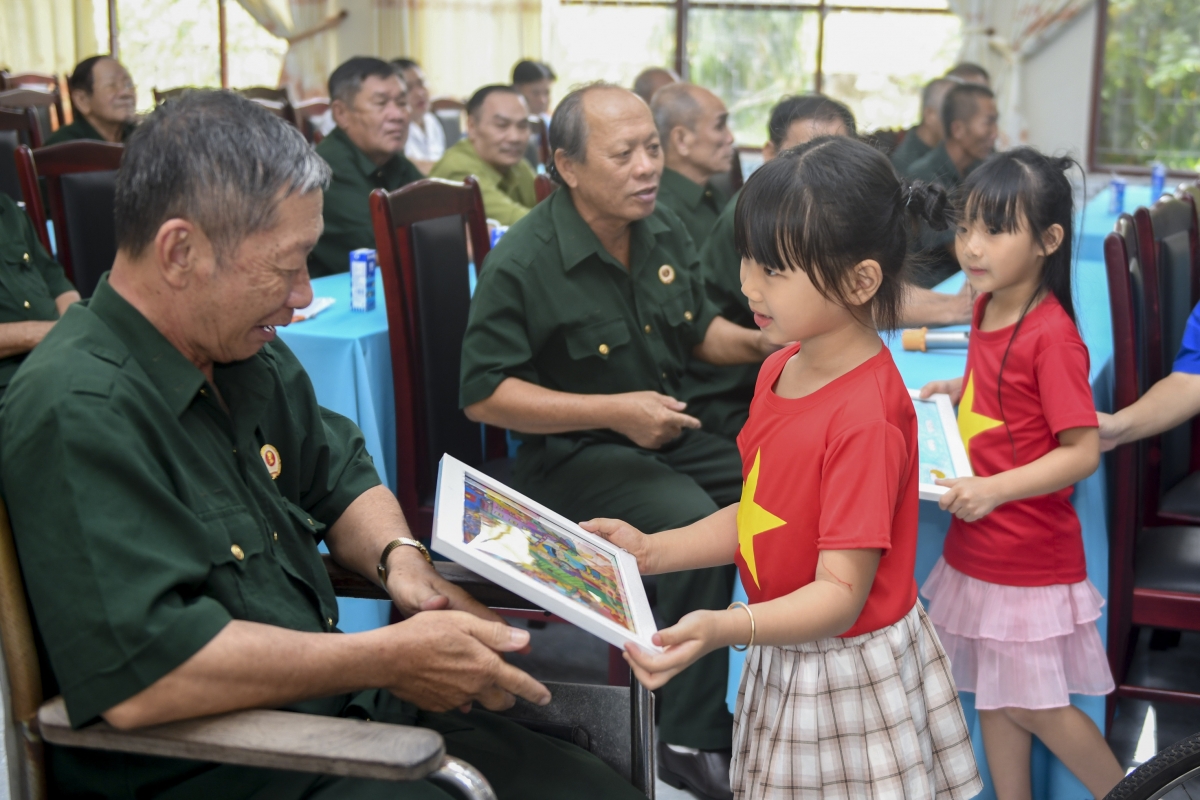 Những bức tranh do con em nhân viên Vinamilk vẽ trở thành cầu nối gắn kết quá khứ với tương lai. (Ảnh: Thanh Bình).