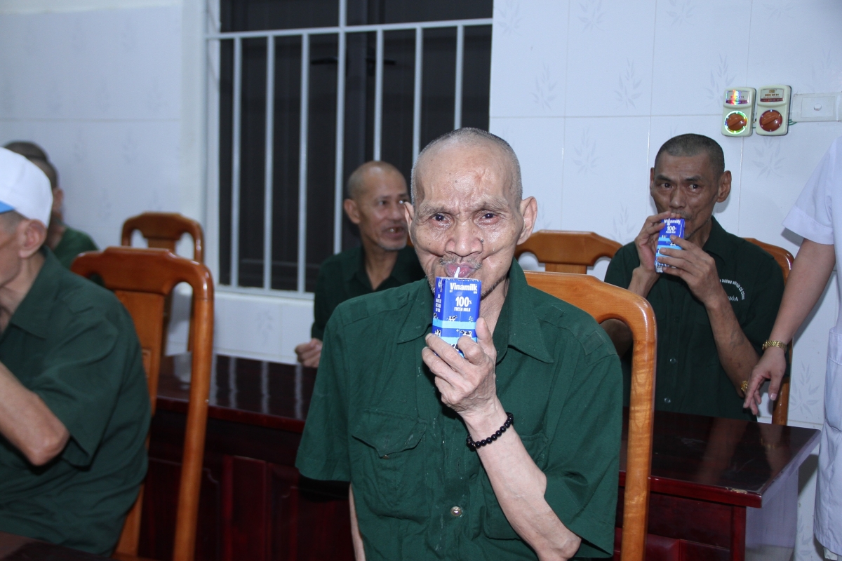 Góp phần chăm sóc sức khỏe thể chất cho những người có công với cách mạng, Vinamilk dành tặng những món quà dinh dưỡng thiết thực như sữa tươi Vinamilk 100%, sữa hỗ trợ ăn ngủ ngon Sure Prevent Gold… (Ảnh: Thanh Bình).