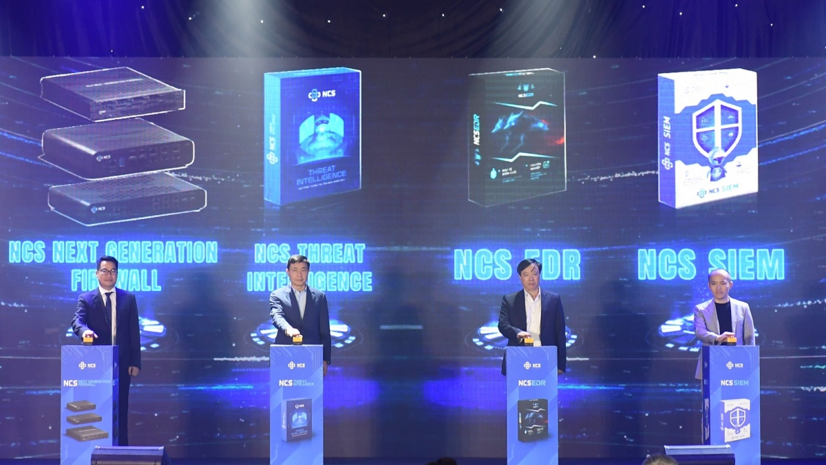 Các đại biểu bấm nút ra mắt hệ sinh thái sản phẩm an ninh mạng ứng dụng trí tuệ nhân tạo