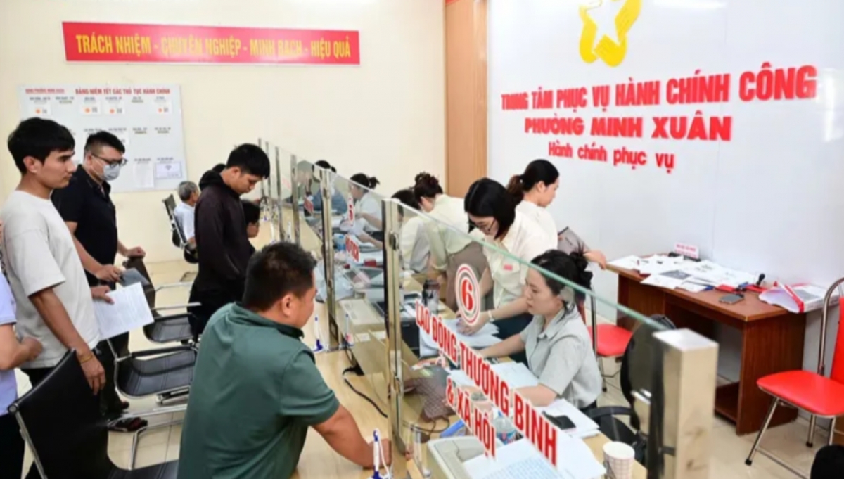 Người dân đến làm thủ tục hành chính tại Trung tâm Phục vụ hành chính công phường Minh Xuân, tỉnh Tuyên Quang